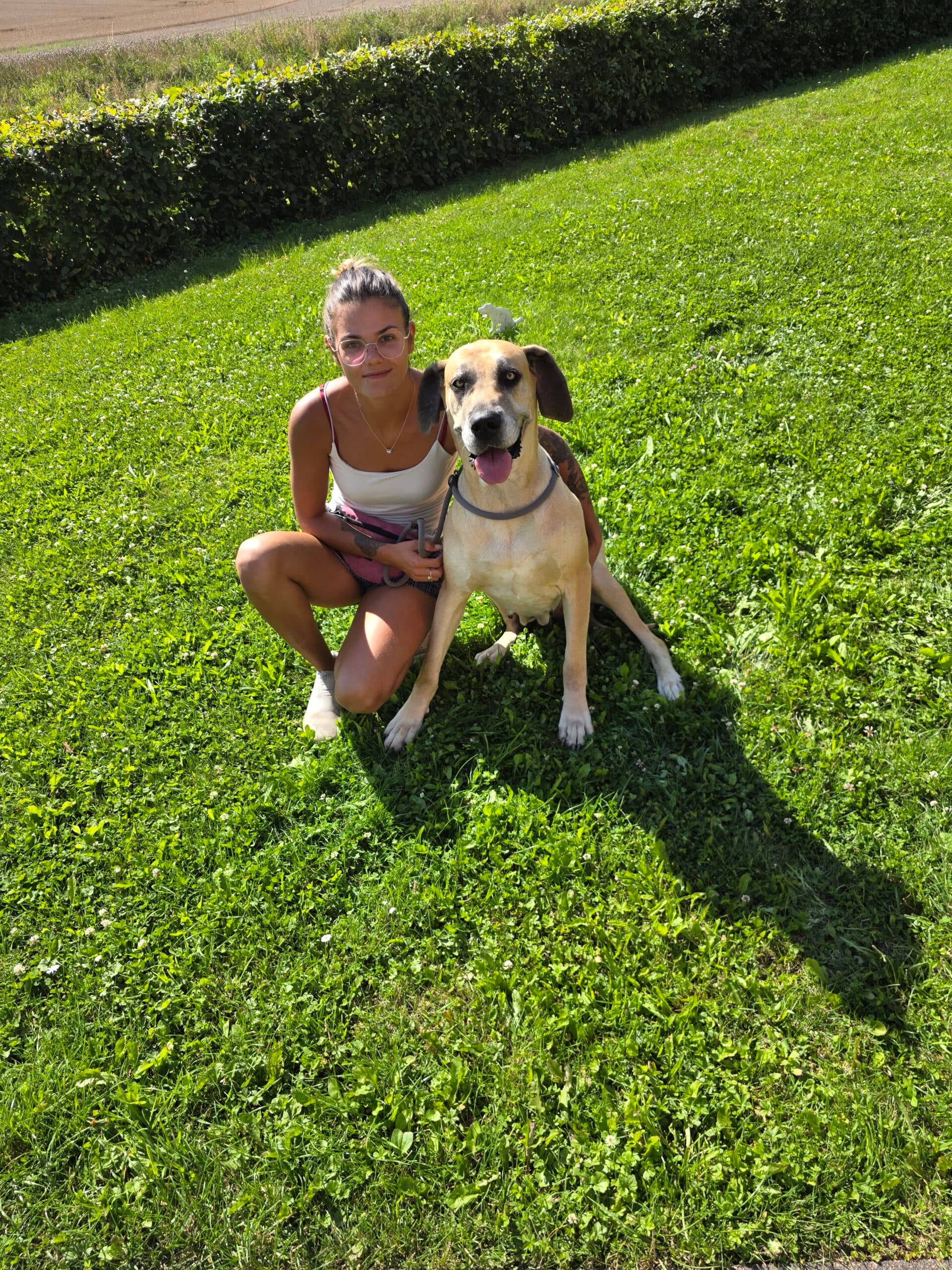 Josefine Frunzke mit ihrem Hund auf einer Wiese in Bad Sachsa